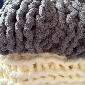 Chunky Knit Blanket in Gray and Cream